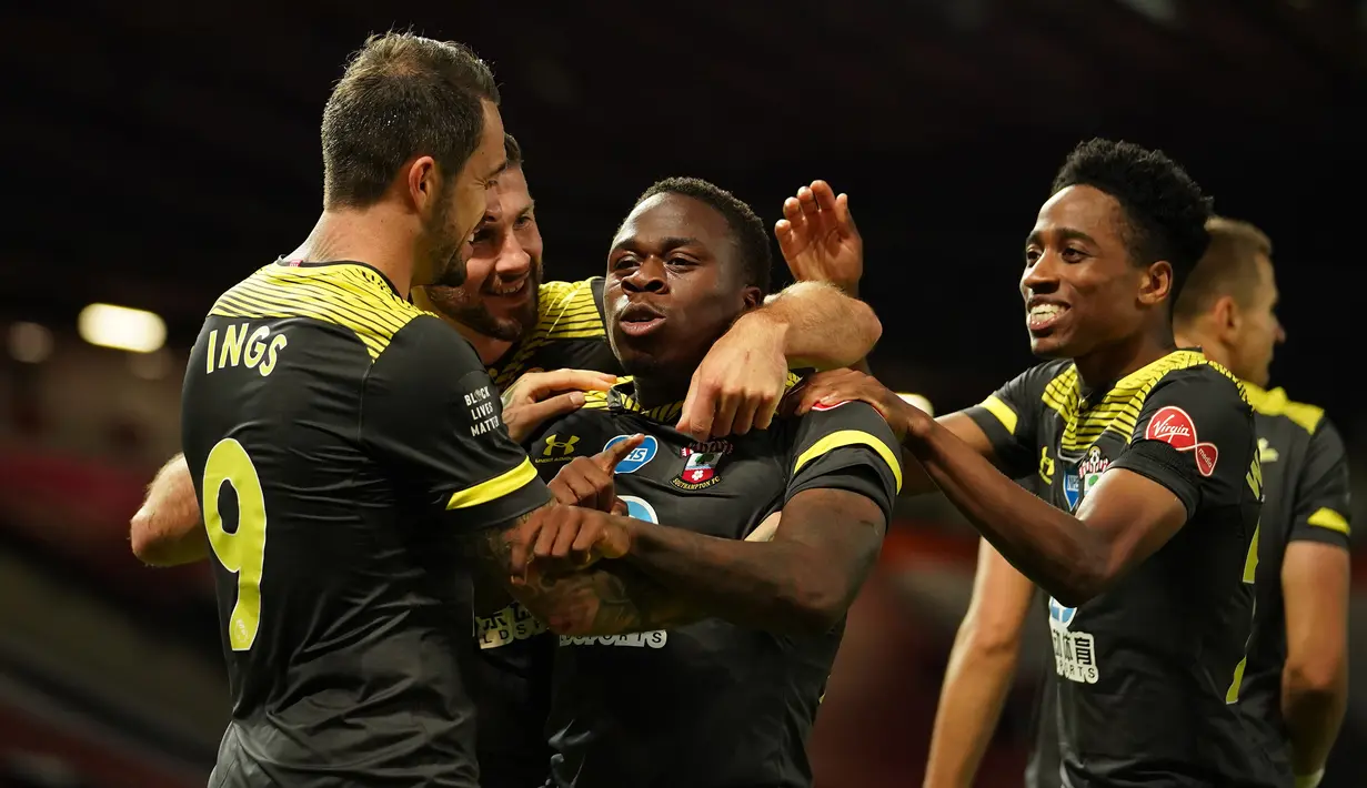 Pemain Southampton merayakan gol yang dicetak Michael Obafemi ke gawang Manchester United pada laga lanjutan Premier League pekan ke-35 di Stadion Old Trafford, Selasa (14/7/2020) dini hari WIB. Manchester United bermain imbang 2-2 atas Southampton. (AFP/Dave Thompson/pool)