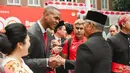 <p>Pelatih Timnas Indonesia, Patrick Kluivert (kiri) bersalaman dengan Dubes RI untuk Belanda, Petahana Mayerfas saat upacara pengibaran bendera merah putih dalam perayaan hari ulang tahun kemerdekaan Indonesia ke-80 di KBRI Den Haag, Belanda, Minggu (17/08/2025). (Dok. KBRI)</p>