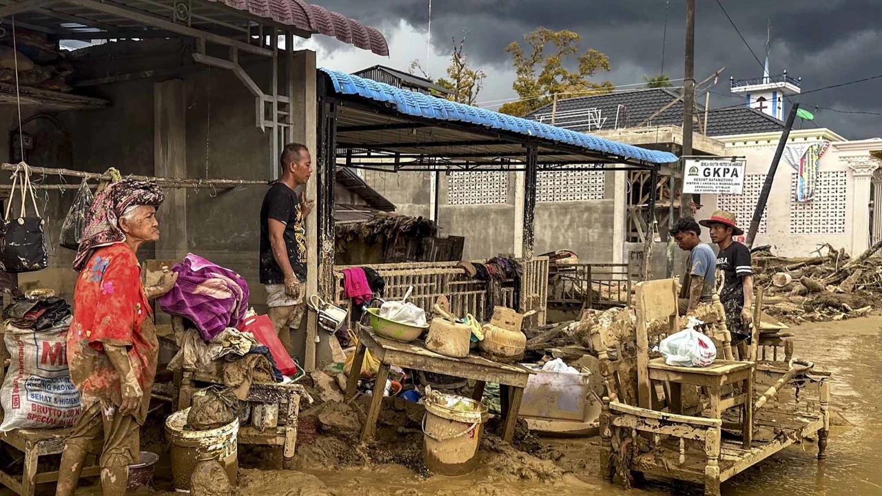 FOTO: Warga Mulai Bersihkan Rumah dari Material Lumpur Pascabanjir Bandang  Sumatera