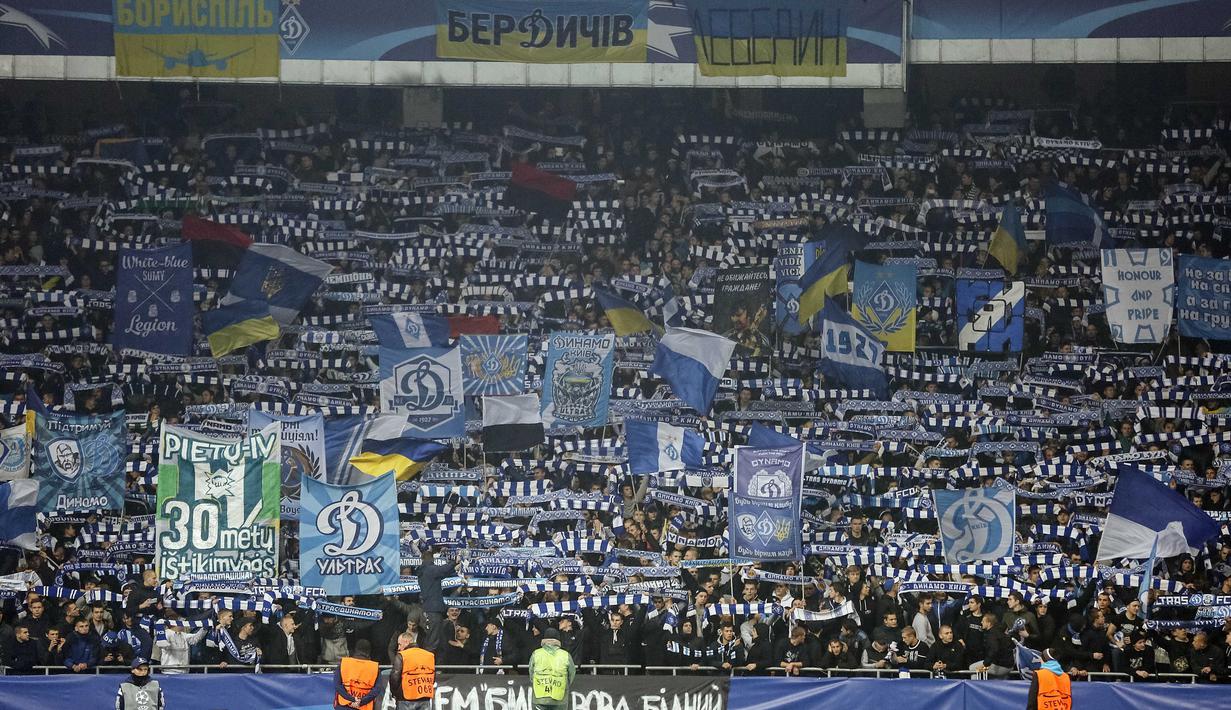 Aksi suporter Dynamo Kiev dalam lanjutan Grup G Liga Champions di Stadion Olympic, Kiev, Ukraina, Rabu (21/10/2015) dini hari WIB. (EPA/Sergey Dolzhenko)