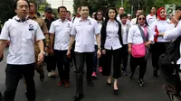 Ketua Umum Perindo Hary Tanosoedibjo bersama istrinya,Liliana Tanaja mendaftar sebagai calon peserta Pemilu 2019 ke Komisi Pemilihan Umum (KPU), Jakarta, Senin (9/10). (Liputan6.com/Johan Tallo)