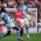 Jeremy Doku berduel dengan Martin Zubimendi  dalam laga final Piala Liga Inggris antara Arsenal vs Manchester City di Wembley Stadium, 23 Maret 2026. (AP Photo/Richard Pelham)