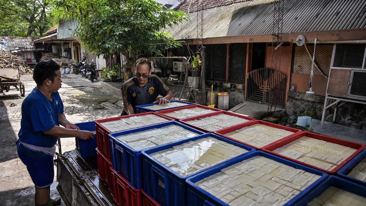 FOTO: Kenaikan Harga Kedelai Tekan Produksi Tahu di Jawa Timur