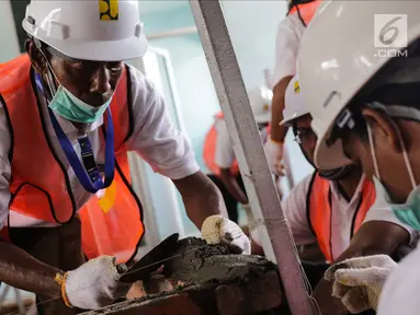 Pekerja memasang bata saat mengikuti pelatihan dan sertifikasi tenaga kerja konstruksi dan bidang bangunan umum di Workshop Balai Jasa Konstruksi, Jakarta (6/12). Pelatihan ini diikuti oleh 25 pekerja bangunan. (Liputan6.com/Faizal Fanani)