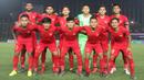Para pemain Timnas Indonesia foto bersama sebelum melawan Thailand pada laga Piala AFF U-22 2019 di Stadion National Olympic, Phnom Penh, Selasa (26/2). Indonesia menang 2-1 atas Thailand. (Bola.com/Zulfirdaus Harahap)
