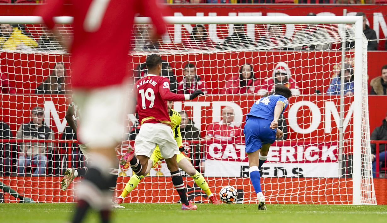 Pada babak kedua di menit ke-65 Everton sukses menyamakan skor 1-1. Andros Townsend berhasil menaklukkan David De Gea lewat skema serangan balik bekerjasama dengan Abdoulaye Doucoure. (AP/Dave Thompson)
