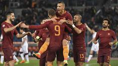 Penyerang AS Roma asal Bosnia, Edin Dzeko (tengah) membuka keunggulan timnya pada menit ke 10' setelah mendapat umpan Radja Nainggolan pada lanjutan Serie A melawan Torino di Olympic stadium, Rome, (19/2/2017). (AFP/Andreas Solaro)