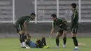 Pemain Timnas Indonesia, Riko Simanjuntak, bercanda dengan Andik Vermansah saat latihan di Stadion Madya Senayan, Jakarta, Selasa (22/11). Latihan ini persiapan jelang laga Piala AFF 2018 melawan Filipina. (Bola.com/Yoppy Renato)