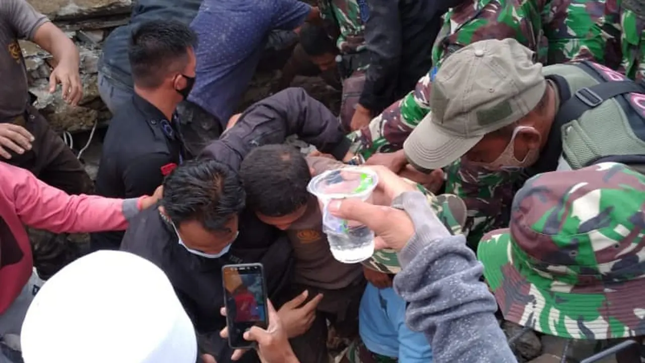 Tim Gabungan Berhasil Selamatkan Petugas Kemanan yang Terjebak di Reruntuhan Kantor Gubernur Sulbar