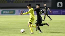 Pemain Barito Putra Abrizal Umanailo menggiring bola saat melawan PSIS Semarang  pada laga Piala Menpora di Stadion Manahan, Solo, Minggu (21/3/2021). Pertandingan berakhir dengan skor 3-3. (Bola.com/M Iqbal Ichsan)