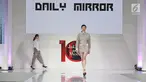 Model membawakan busana karya Daily Mirror di Jakarta Fashion Week (JFW) 2018 di Senayan City, Jakarta, Selasa (25/10). Daily Mirror merupakan karya dari desainer Korea Selatan, Kim Ju Han. (Liputan6.com/Herman Zakharia)