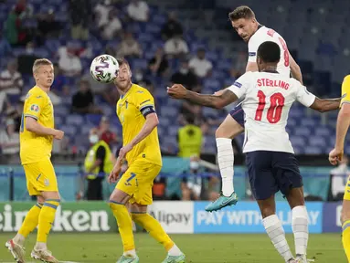 Gelandang timnas Inggris, Jordan Henderson (tengah atas) mencetak gol keempat timnya ke gawang Ukraina pada perempat final Euro 2020 di Stadion Olimpiade, Roma, Italia, Minggu (4/7/2021) dini hari WIB. Inggris lolos ke semifinal usai menang 4-0 atas Ukraina. (AP Photo/Alessandra Tarantino, Pool)