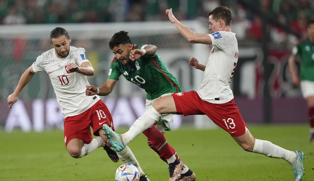 Penyerang Meksiko, Alexis Vega berusaha melewati dua pemain Polandia, Jakub Kaminski dan Grzegorz Krychowiak selama pertandingan grup C Piala Dunia 2022 Qatar di Stadion 974 di Doha, Qatar, Selasa (22/11/2022). Polandia bermain imbang dengan Meksiko dengan skor 0-0. (AP Photo/Martin Meissner)