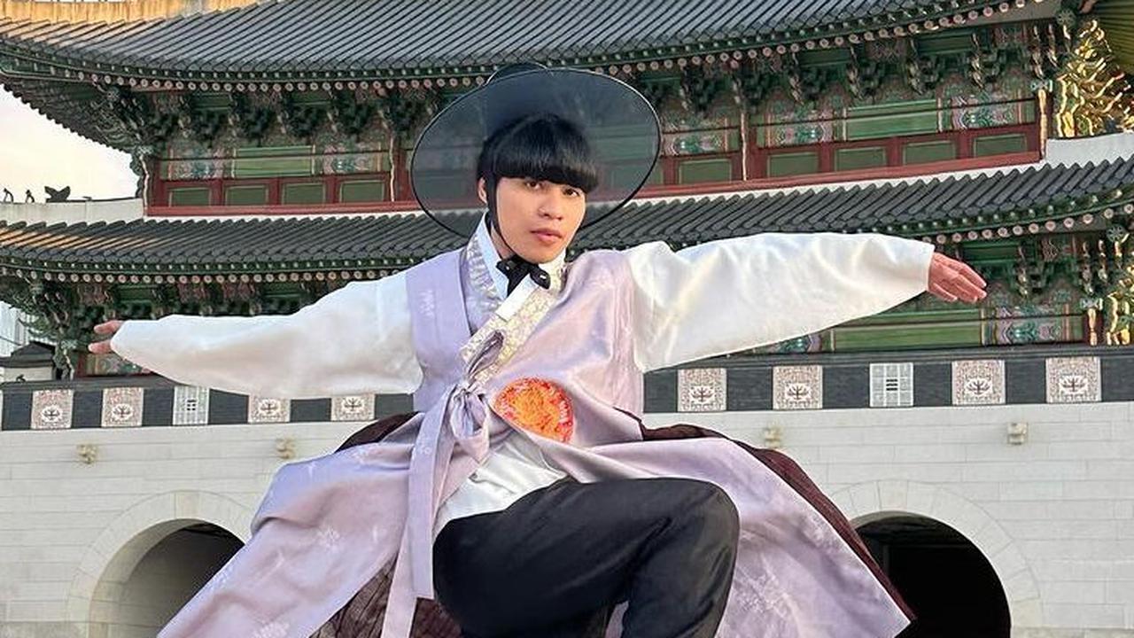 Sosok Bro Jabro kerap curi perhatian dengan konten kocaknya. Namanya mulai banyak dikenal saat demo UU Cipta Kerja di gedung DPRD Jawa Timur pada 2019 lalu.