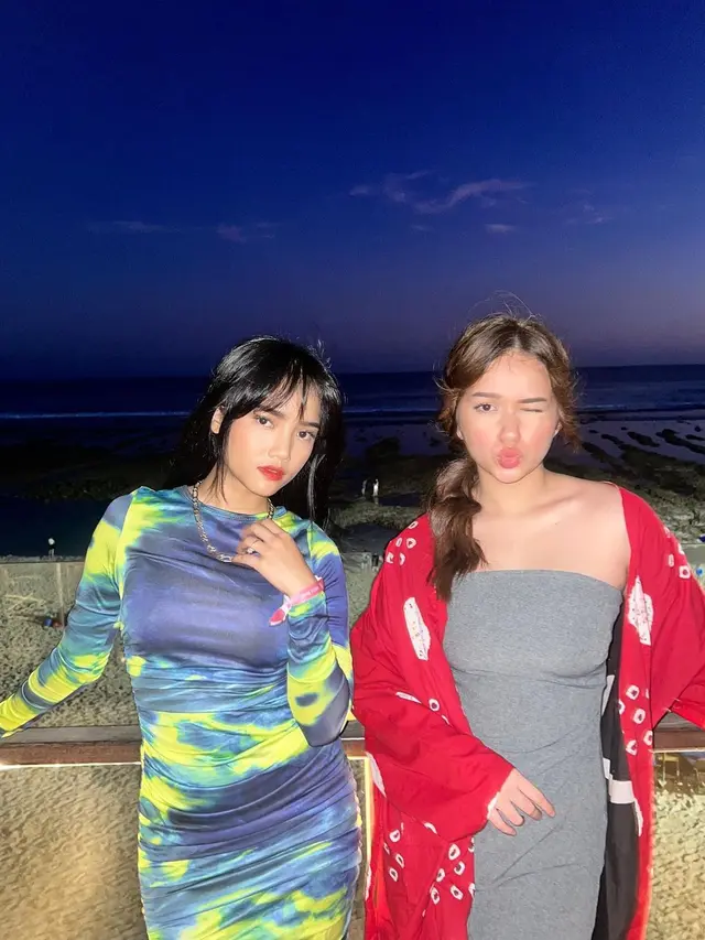 Fuji dan Rebecca Klopper tampil kompak saat di Bali (Foto: Instagram fuji_an)