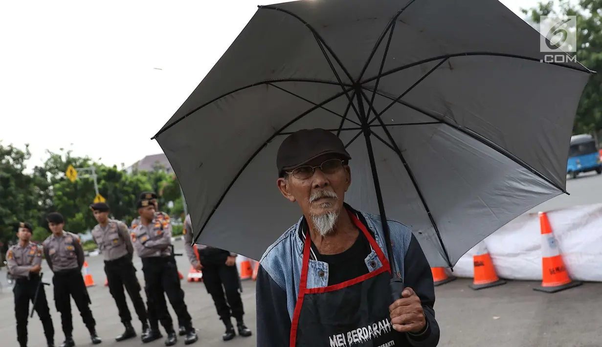 Aktivis JSKK saat menggelar aksi Kamisan ke-538 di depan Istana Negara, Jakarta, Kamis (17/5). Aksi tersebut sekaligus memeringati 20 tahun reformasi yang dinilai gagal mewujudkan enam agenda reformasi. (Liputan6.com/Immanuel Antonius)