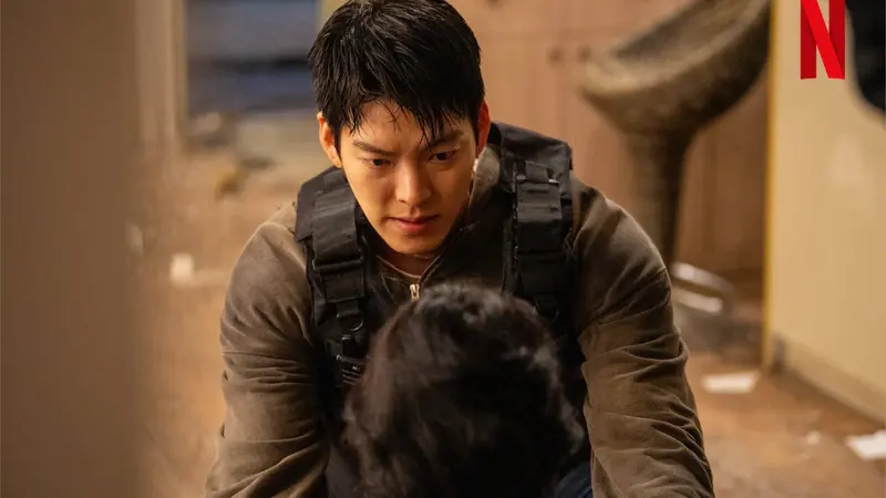 Kim Woo Bin dalam film Korea Officer Black Belt. (Netflix via Soompi)