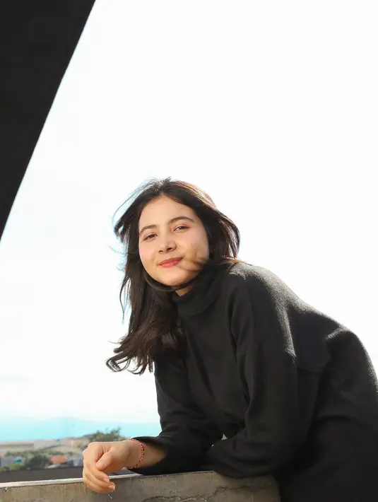 Potret gemas dari Bulan Sutena. Berpose di bawah langit terang, Bulan Sutena tampil cantik hanya dengan lipstik bernuansa merah muda yang cocok untuk tone kulitnya. Foto: Instagram.