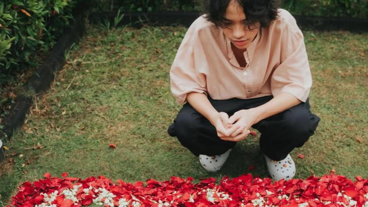 Momen Haru Noah Putra BCL Ziarah ke Makam Ashraf Sinclair, Caption Menyentuh Hati
