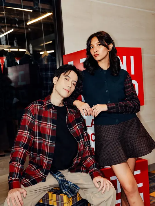 Sheila Dara tampilkan paduan kemeja flannel dan rok mini dalam gaya yang agak boyish. Ia kenakan rok mini A-line yang vest denim yang lapisi kemeja flannel-nya [@vidialdiano]