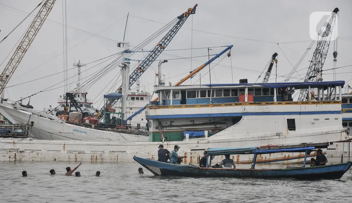 Anak-anak saat berenang di pesisir kawasan Muara Baru, Jakarta, Rabu (19/1/2022). Badan Pusat Statistik (BPS) mencatat angka kemiskinan di Indonesia turun menjadi 26,5 juta orang per September 2021 dari sebelumnya mencapai 27,54 juta orang pada Maret 2021. (merdeka.com/Iqbal S Nugroho)
