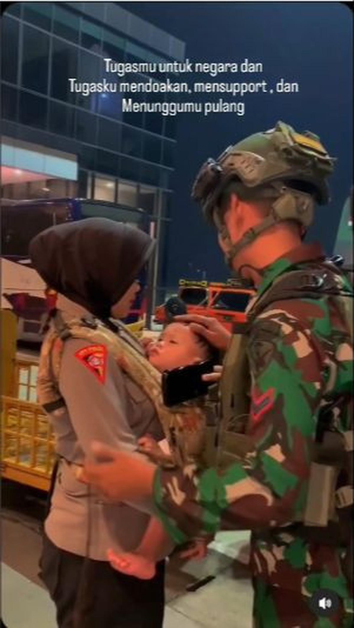 Sebelumnya, beredar video yang memperlihatkan momen haru Sertu Dhony tengah berpamitan ke Briptu Ardiana dan si kecil.