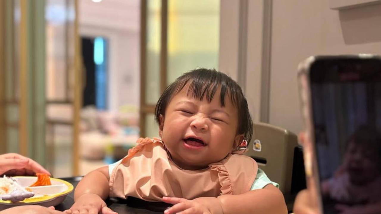 Ekspresi Gemas! Potret Lily Saat Makan Ini Mirip Emoticon Hidup