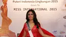 Puteri Indonesia Lingkungan 2015, Chintya Fabyola menunjukan salah satu kostum untuk dipakai di ajang Miss International 2015, Jakarta, Kamis (8/10/2015). Miss International 2015 akan diselengarakan di Tokyo pada 16 Oktober. (Liputan6.com/Herman Zakharia)