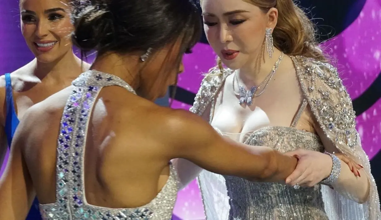 Gaun di malam final juga terlihat stunning dengan cape ala ratu kecantikan. [annejkn.official]