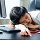 Ilustrasi Perempuan Tertidur karena Kelelahan saat Bekerja Credit: Freepik.com