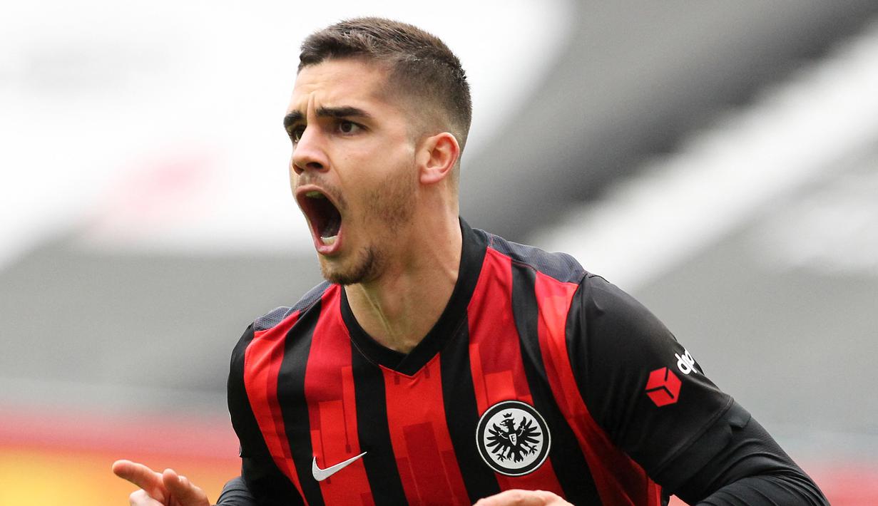 Andre Silva. Striker asal Portugal berusia 25 tahun yang memperkuat Eintracht Frankfurt ini telah mencetak 27 gol dari 31 pertandingan di Bundesliga. Awalnya hanya dipinjamkan oleh AC Milan, namun akhirnya dipermanenkan dengan transfer senilai 3 juta euro. (AFP/Daniel Roland/Pool)
