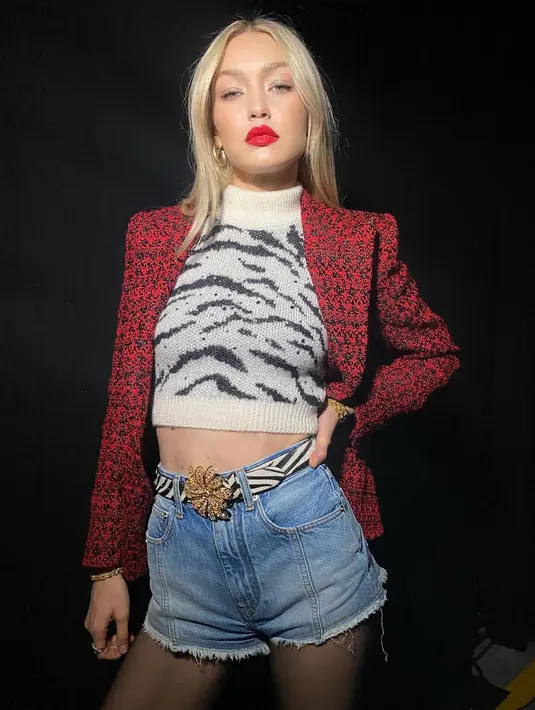 Dominasi pada warna bibir yang bold menjadikan riasan semakin terlihat stand out. Pilih warna merah untuk ciptakan kesan glamor, dan imbangi dengan pulasan riasan mata minimalis. (Foto: Gigi Hadid/ Instagram)