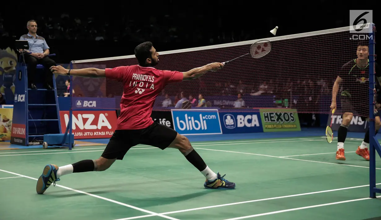 Pertandingan antara Prannoy HS (India) melawan Chen Long (China) di babak perempat final Indonesia Open 2017 di JCC Senayan, Jakarta, Jumat (16/6). Prannoy HS keluar sebagai pemenang. (Liputan6.com/Faizal Fanani) 
