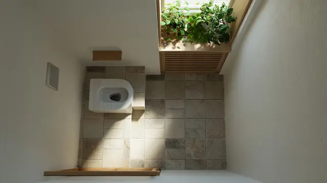 Desain Kamar Mandi 1,5 x 1,5 Meter Kloset Jongkok Gaya Jepang Minimalis/Ilustrasi AI