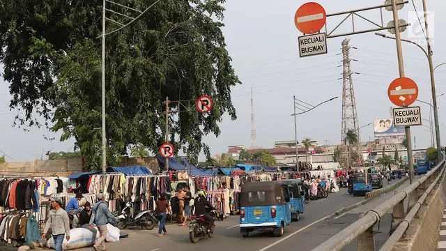 Bikin Kumuh, Pedagang Pakaian Bekas Kuasai Trotoar Senen