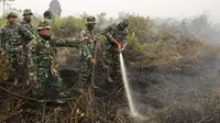 Petugas Satgas Karhutla dari TNI memadamkan kebakaran di lahan gambut Jambi pada 2015. (Liputan6.com/B Santoso)
