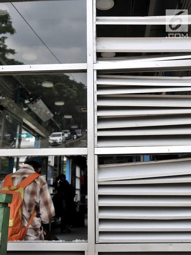 Halte Transjakarta Pasar Rumput Rusak Akibat Tawuran