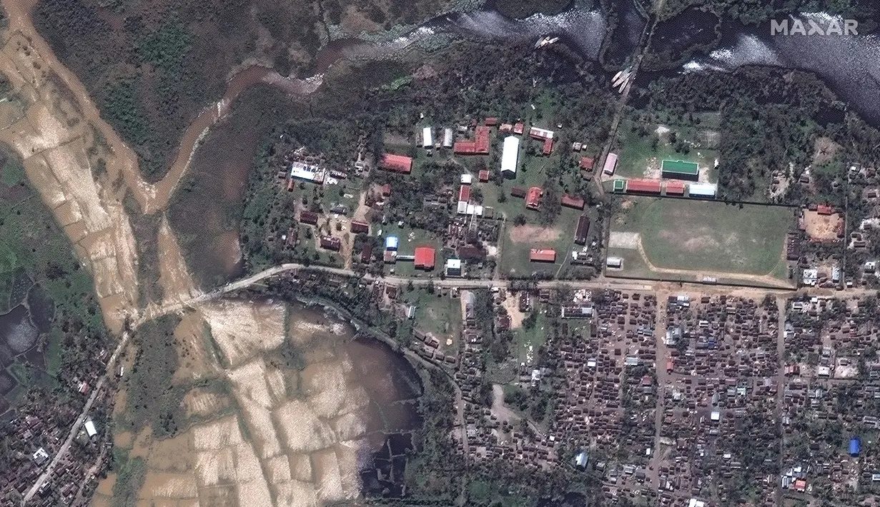 Foto satelit menunjukkan jalan banjir, ladang dan kota utama Nosy Varika di Madagaskar setelah Topan Batsirai pada Rabu, 7 Februari 2022. Puluhan orang dilaporkan tewas dan sedikitnya 55 ribu warga kehilangan tempat tinggal akibat Topan Batsirai. (Satellite image ©2022 Maxar Technologies via AP)