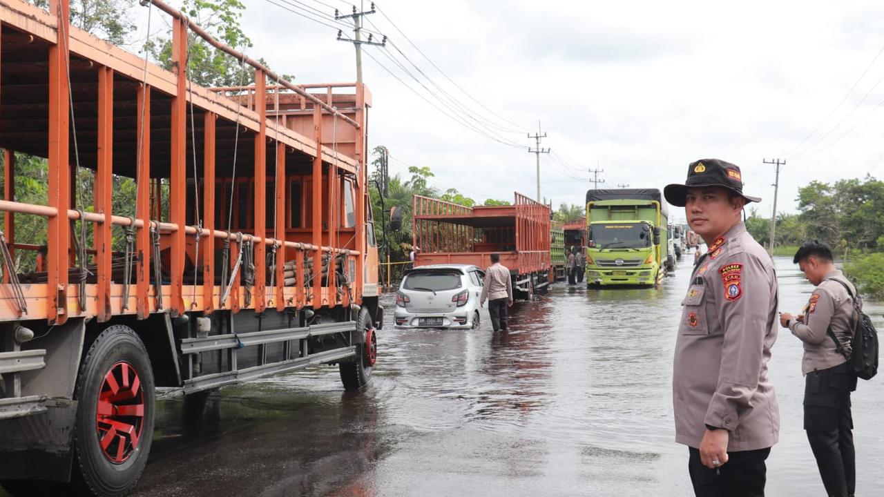 Jalan Lintas Sumatera Diterjang Banjir, Perwira Polri Ini Turun Langsung Atur Arus Kendaraan