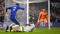 Pemain Chelsea Antonio Rudiger (kiri) ditekel oleh pemain Leeds United Raphinha pada pertandingan sepak bola Liga Inggris di Stadion Stamford Bridge, London, Inggris, 11 Desember 2021. Chelsea menang 3-2. (AP Photo/Matt Dunham)