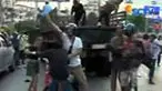 Ketegangan masih menyelimuti Kota Bangkok menyusul bentrokan kelompok Kaus Merah dengan tentara. Dalam dua hari terakhir, tercatat 16 orang tewas.