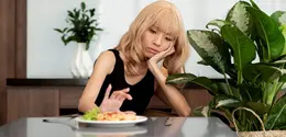 Dampak stres tidak hanya dirasakan secara emosional, tetapi juga memengaruhi kondisi fisik, salah satunya adalah menurunnya nafsu makan. (foto/dok: freepik)