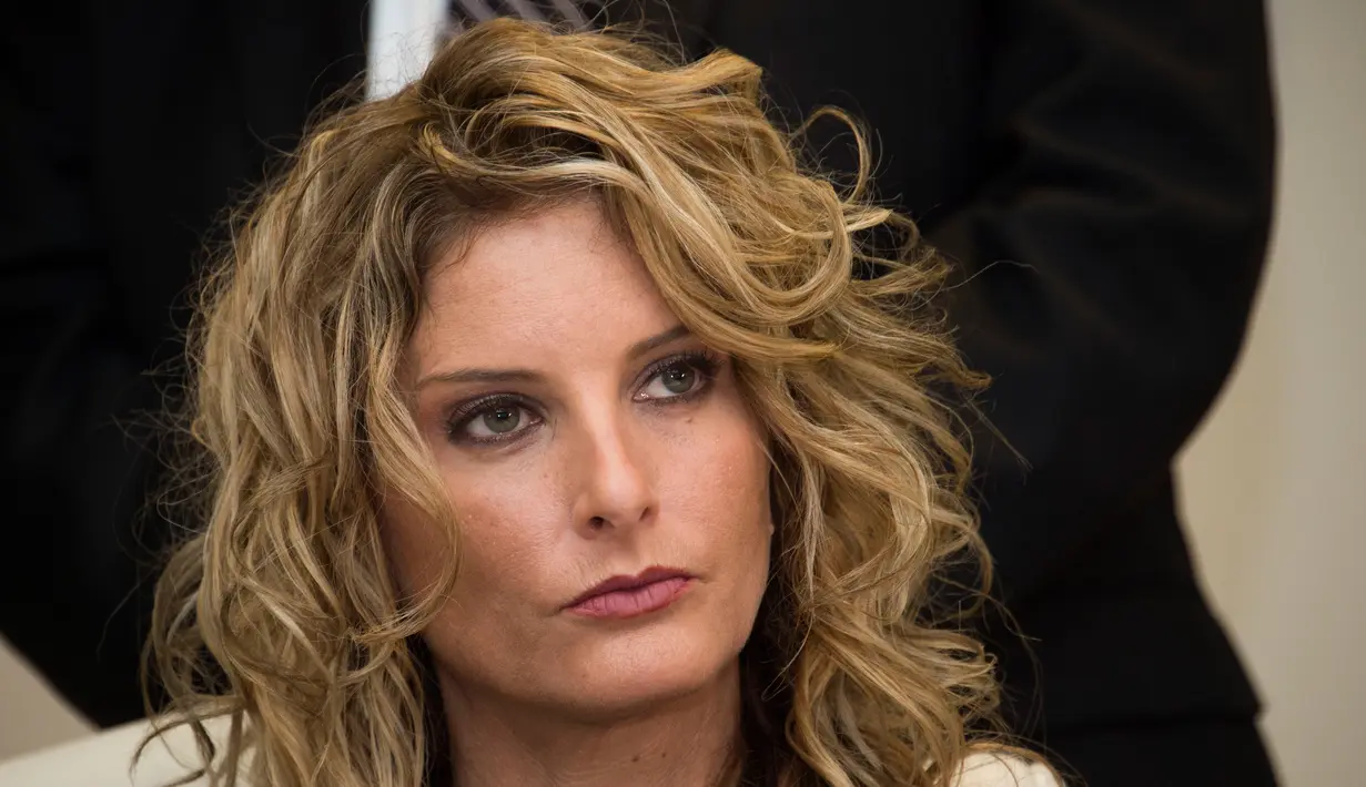 Ekspresi Summer Zervos sebelum konpers di Los Angeles, AS (17/1). Presiden baru AS, Donald Trump juga dinilai telah menjelek-jelekan sejumlah wanita yang menjadi korban pelecehan. (AFP Photo/Valerie Macon)