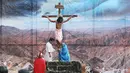 Umat Katolik memperagakan drama teatrikal Jalan Salib (Tablo) saat perayaan Paskah di Gereja St Matius Penginjil Bintaro, Jumat (14/4). Prosesi jalan salib yang mengisahkan kesengsaraan Yesus saat penyaliban dirinya. (Liputan6.com/Angga Yuniar)