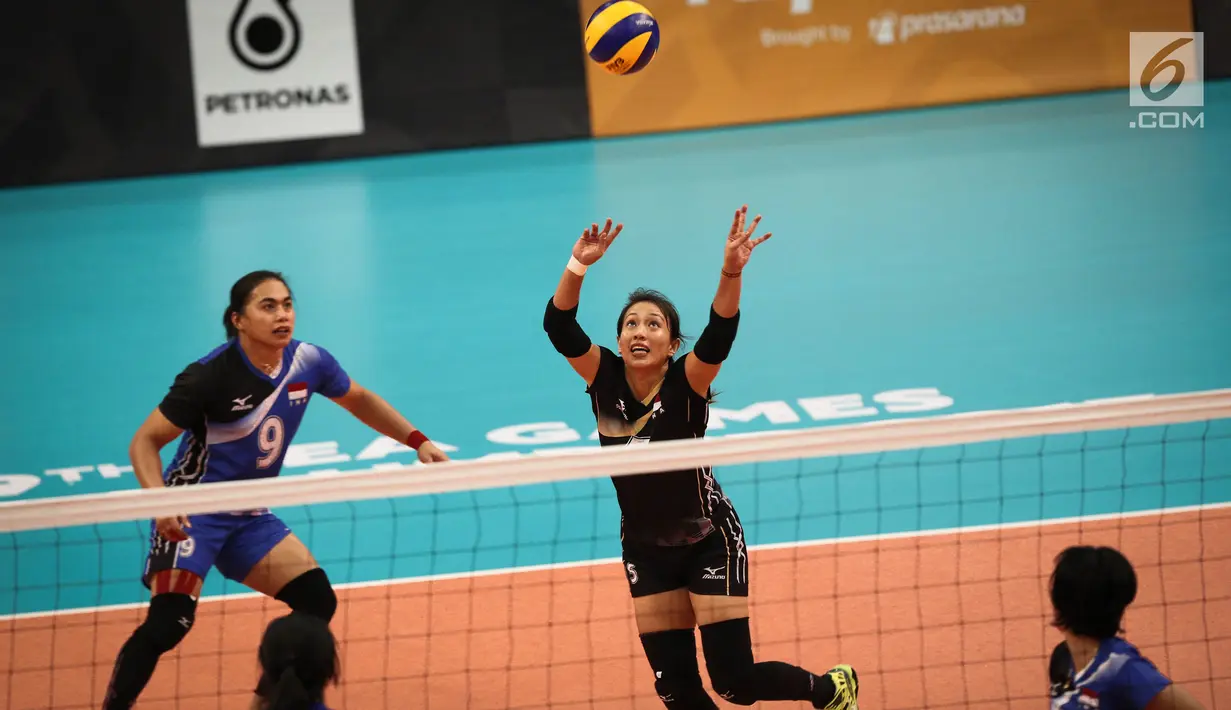 Pevoli putri Indonesia, Marshella Berlian melompat untuk melakukan smash ke arah tim voli Vietnam pada laga SEA GAMES 2017 di Hall 11 MITEC, Kuala Lumpur, Sabtu (26/8). Tim bola voli putri Indonesia menang 3-2 atas Vietnam. (Liputan6.com/Faizal Fanani)