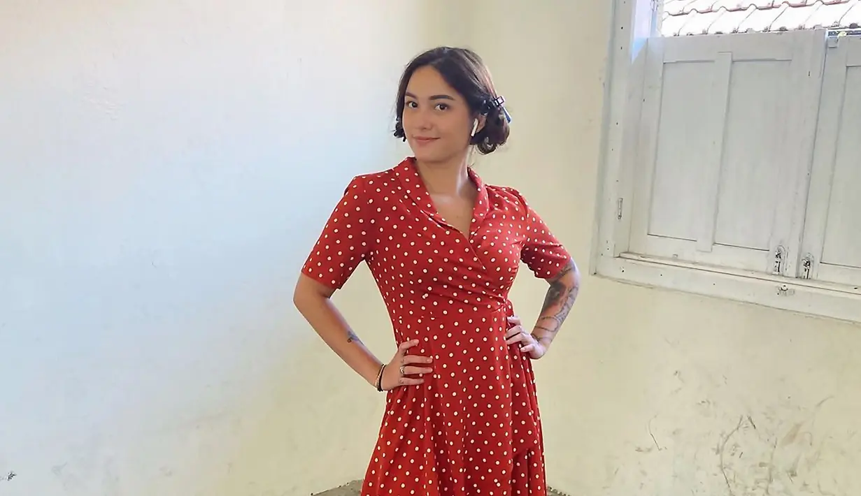 Perempuan yang memiliki darah blasteran Sidoarjo Australia ini berperan sebagai Demila dalam Yowis Ben 3. Sebelum main film Demi Langston beberapa kali tampil sebagai model video klip. Sebagai selebgram ia pun memiliki banyak pengikut di Instagram. (Liputan6.com/IG/demilangston)