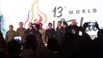 Bintang Film Jet Li (tengah) berfoto bersama Menpora Imam Nahrawi dan Gubernur DKI Basuki Tjahaja Purnama pada Pembukaan Kejuaraan Dunia Wushu 2015 di JCC, Senayan, Jakarta, Jumat (13/11/2015). (Bola.com/Nicklas Hanoatubun)
