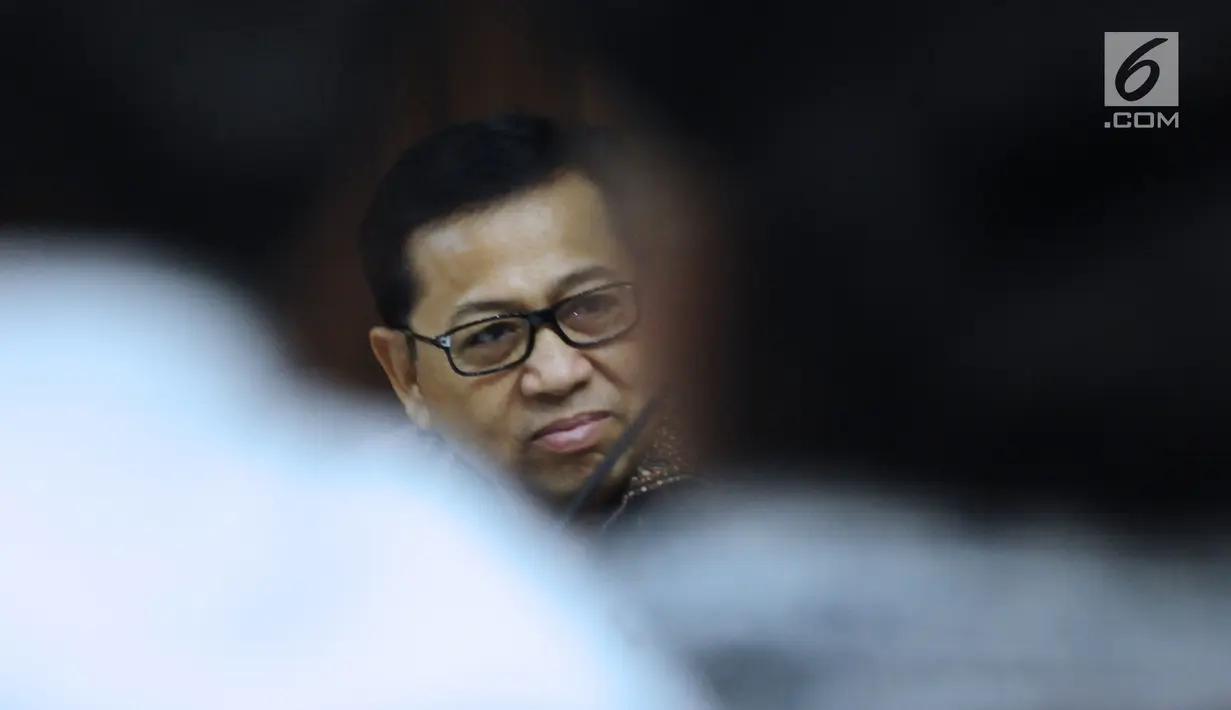 Terdakwa dugaan korupsi proyek e-KTP, Setya Novanto saat menyimak keterangan saksi pada persidangan lanjutan di Pengadilan Tipikor, Jakarta, Senin (26/2). Persidangan kali ini, jaksa penuntut umum menghadirkan 7 saksi. (Liputan6.com/Helmi Fithriansyah)