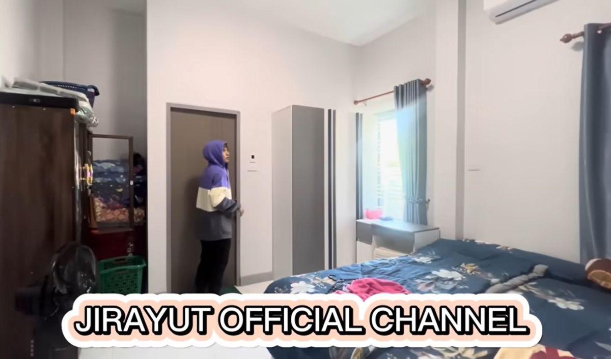 Jirayut kemudian melihat ke kamar lainnya. Bagian kamar ini rupanya menjadi kamar untuk sang ibunda. Kamar tersebut juga berukuran cukup luas.<br>