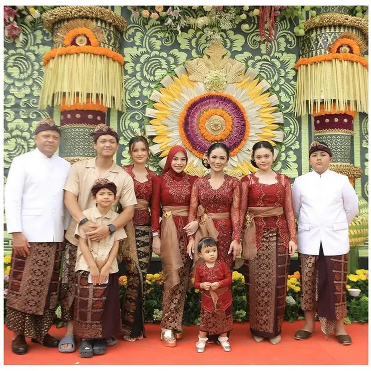6 Potret Keluarga Hermansyah di Nikahan Kakak Sarah Menzel, Kompak Berbusana Adat Bali